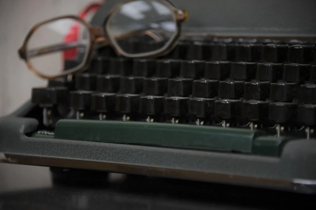 typewriter, office, old, vintage, machine, retro, antique, gray office. Vintage Machine Values Buying: Appraisal Kit Readiness