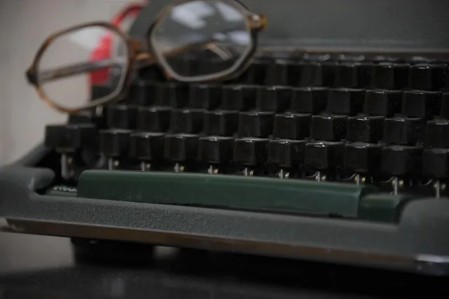 typewriter, office, old, vintage, machine, retro, antique, gray office. Vintage Machine Values Buying: Appraisal Kit Readiness