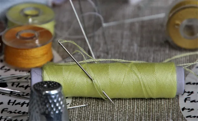 sewing, tailoring, yellow, needles, coil, threads, heels, perspective, at close range, sewer, thread, thimble, metal, sewing, sewing, tailoring, tailoring, tailoring, tailoring, tailoring, sewer, thimble. Antique sewing tools learning plan: handling, measuring, weighing, cataloging