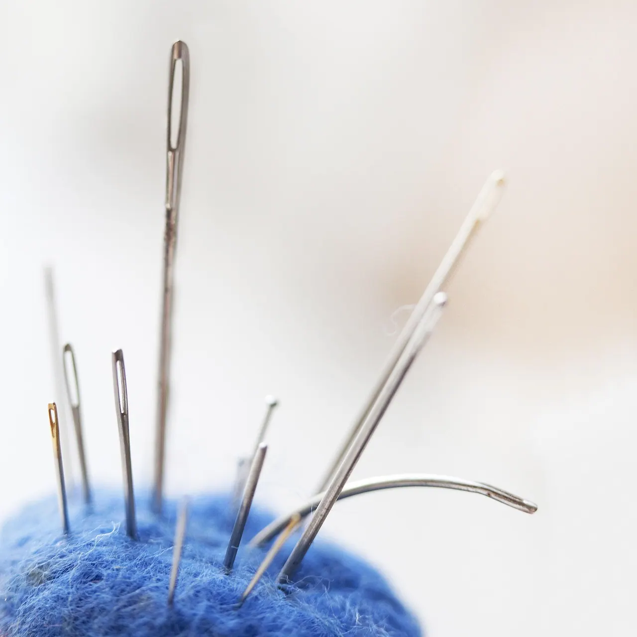 sew, needle, wire, eye, blue, sewing thread, naainaald, crooked, textile, yarn, hobby, useful, manual work, needlework, embroider, embroidery needle, embroidery thread, embroidery,