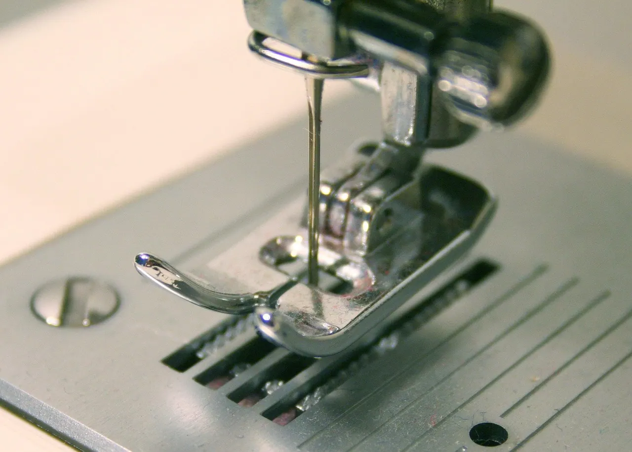 sewing machine, sewing, sew, machine, needle, work, clothing, textile, craft, tailor, fashion, seamstress, thread, equipment, sewing-machine, needlework, industry, tailoring, stitc