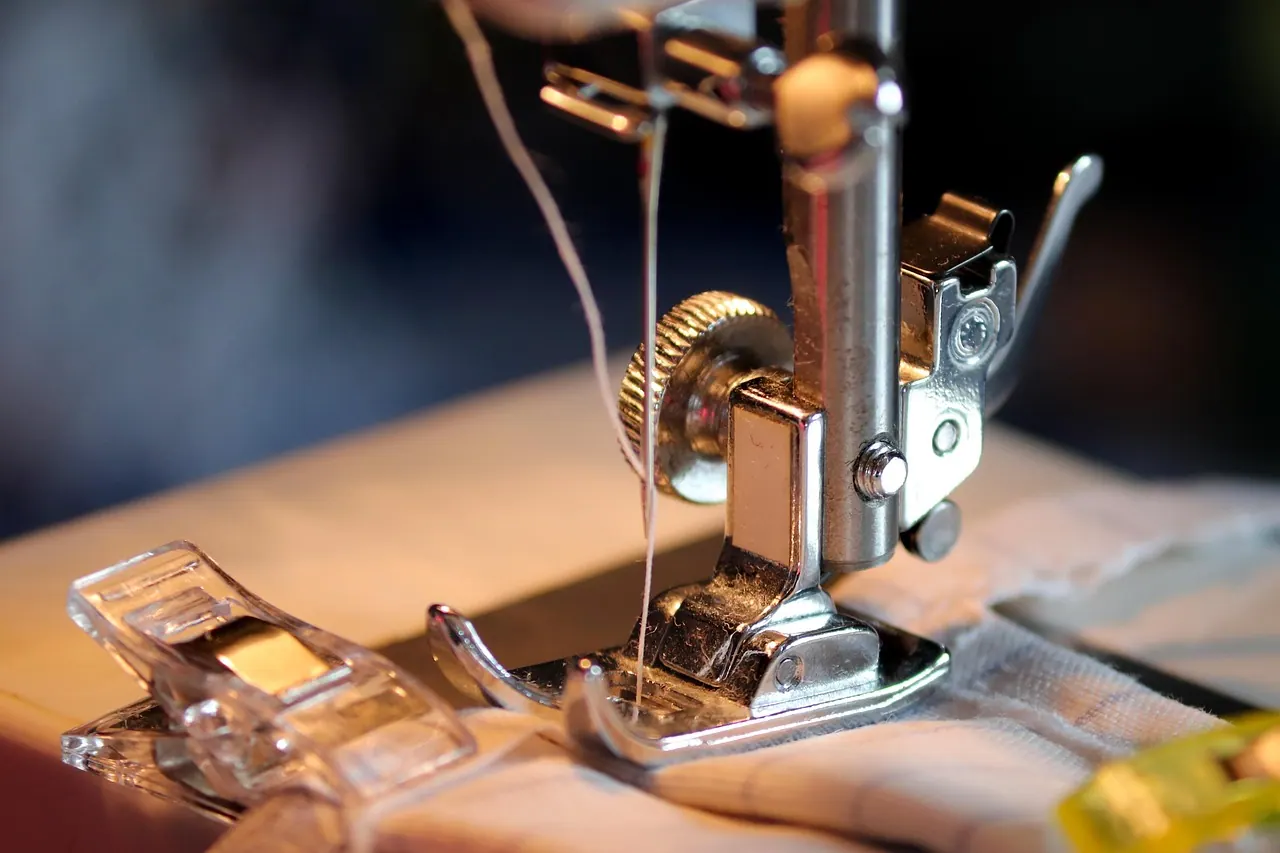 sewing machine, sewing machine needle, sewing needle, presser foot, the presser foot holder, presser foot device, stitch plate, metal, share, thread, thread guide, craft, textile,