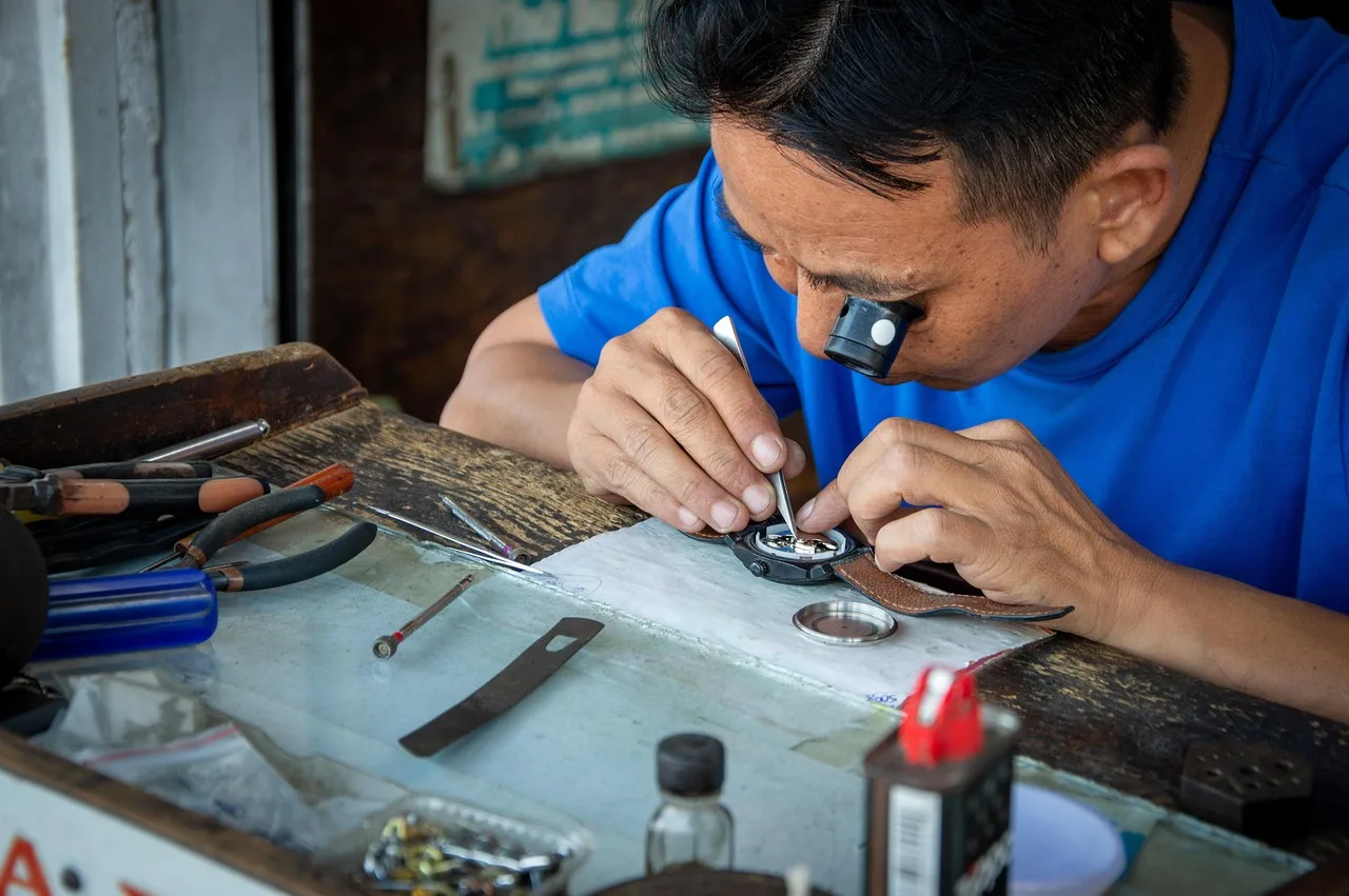 watchmaker, master, repair, equipment, micro, magnifier, instruments, jewelry work. Loupes, calipers and gauges compared for machine identification beginners