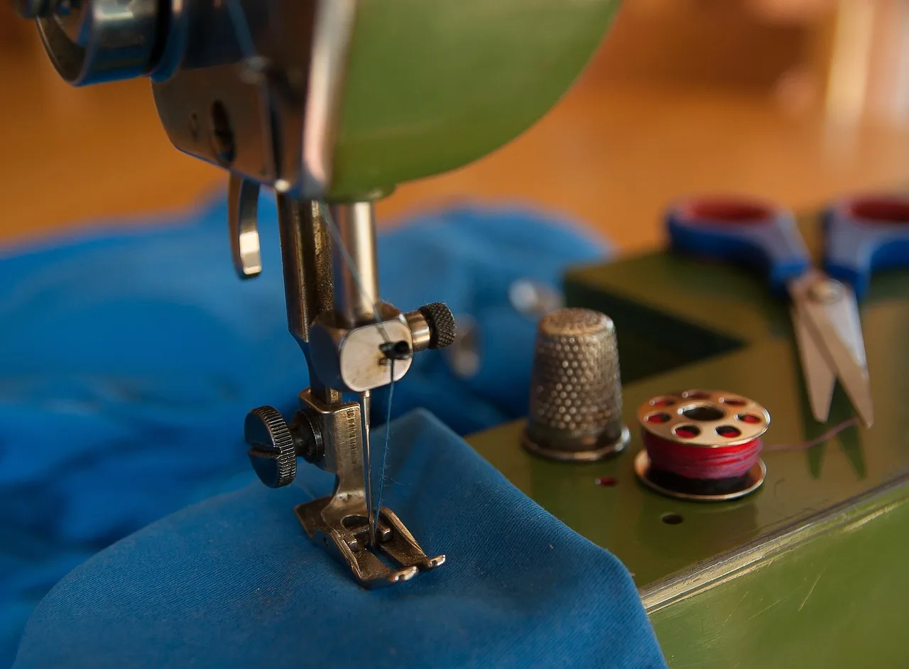 sewing, sewing machine, thimble, scissors, thread, sewing, sewing, sewing, sewing machine, sewing machine, sewing machine, sewing machine, sewing machine. 5 things worth knowing about beginner sewing machine restoration