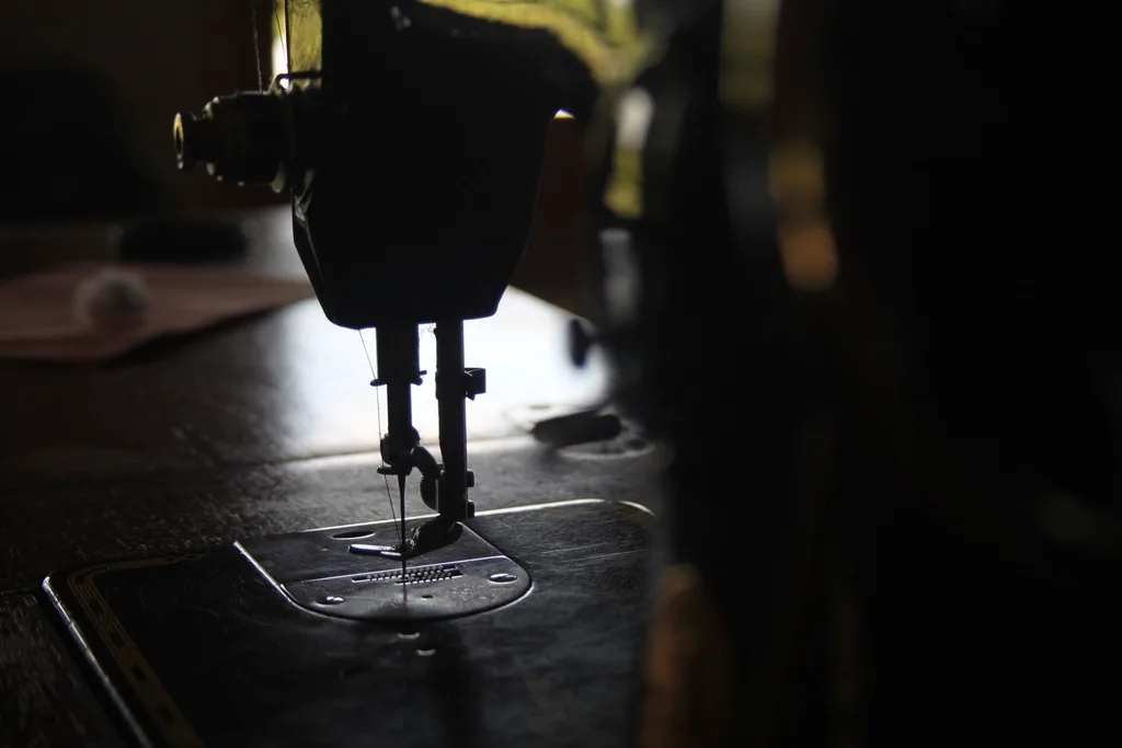 Macro sewing machine stitching dark. Ten vintage machine values mistakes to avoid