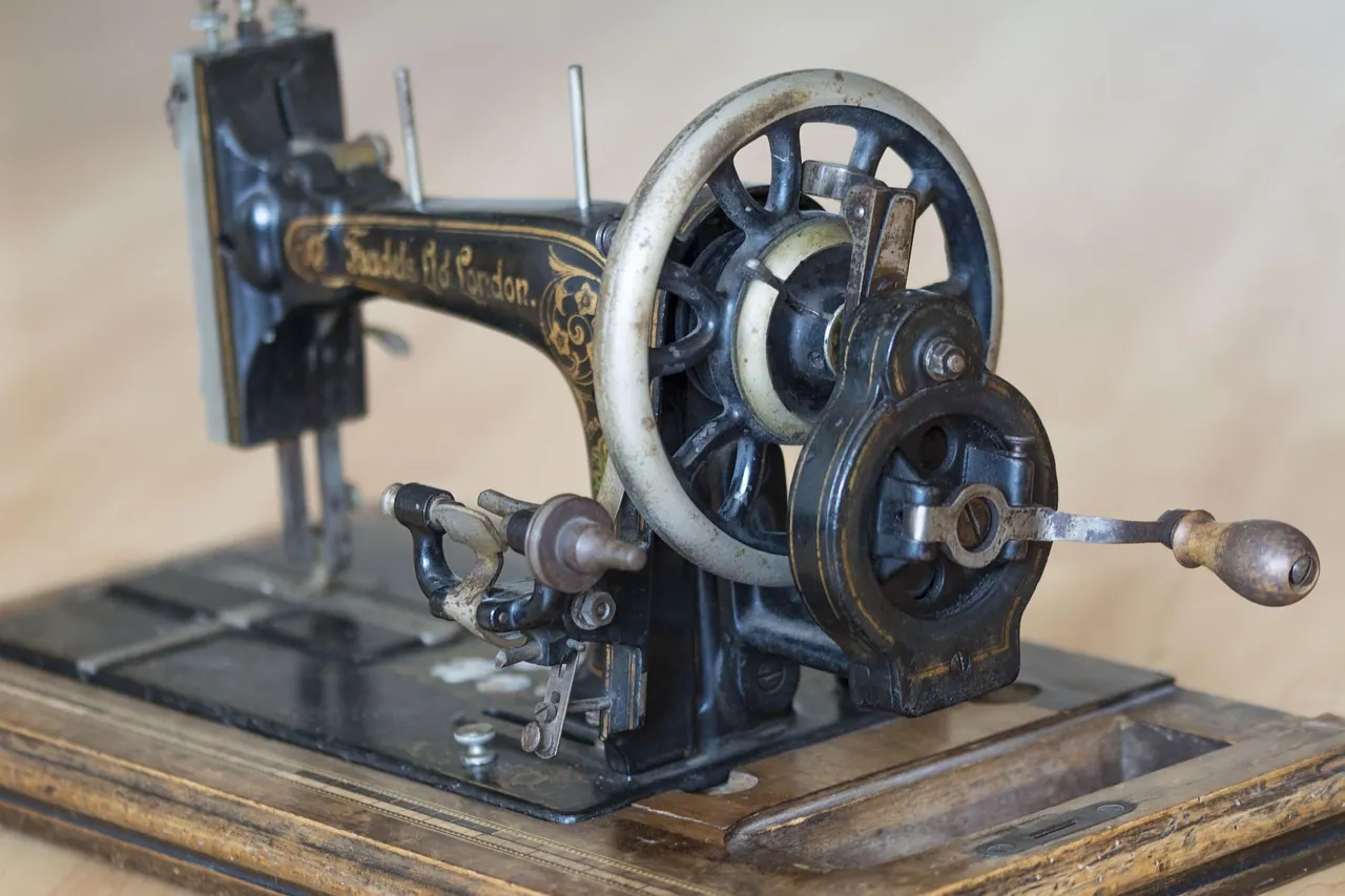 sewing machine, sew, antique, flea market, old, needlework, grandmother, vintage, black, decoration, iron, sewing machine, sewing machine, sewing machine, sewing machine, sewing ma